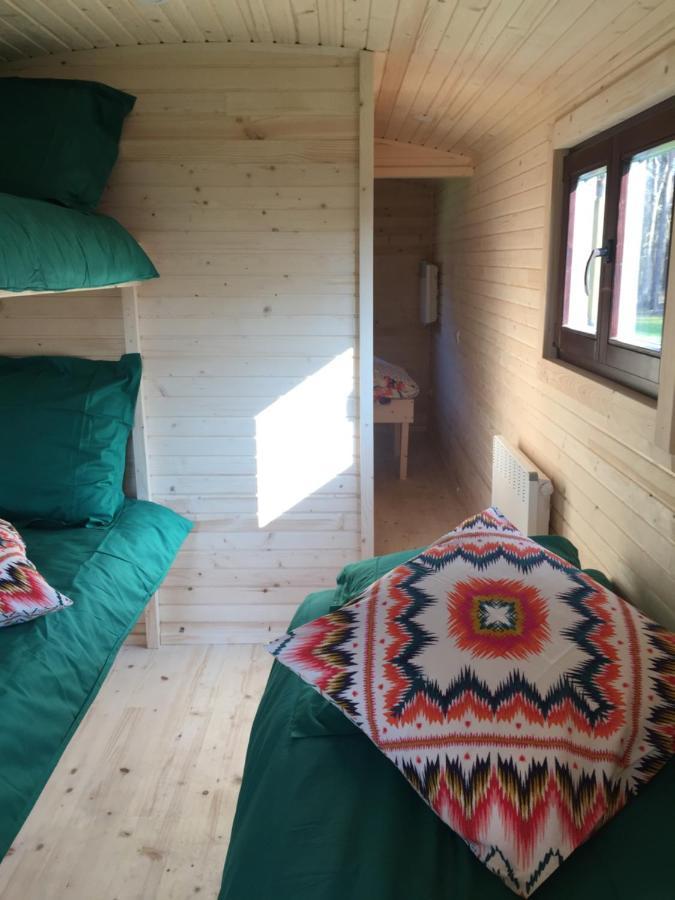 Roulottes Du Des Pins Bed & Breakfast