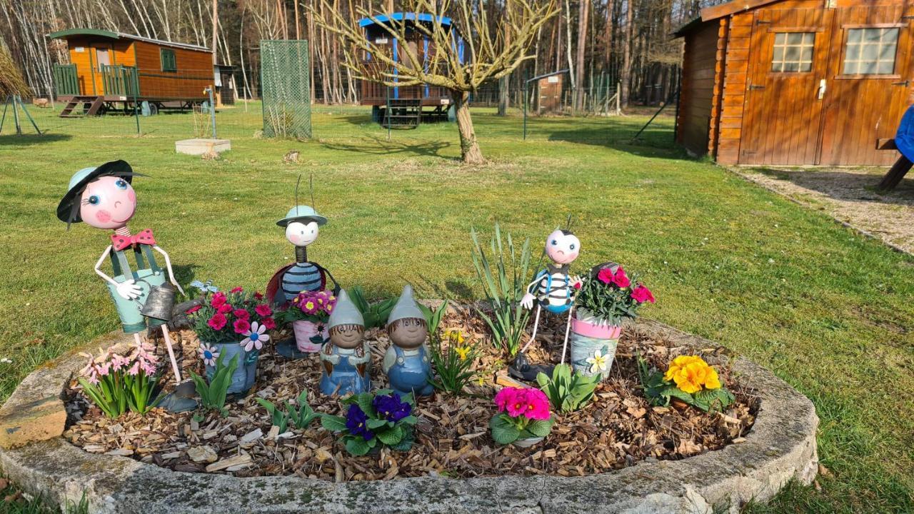 Roulottes Du Des Pins Bed & Breakfast *